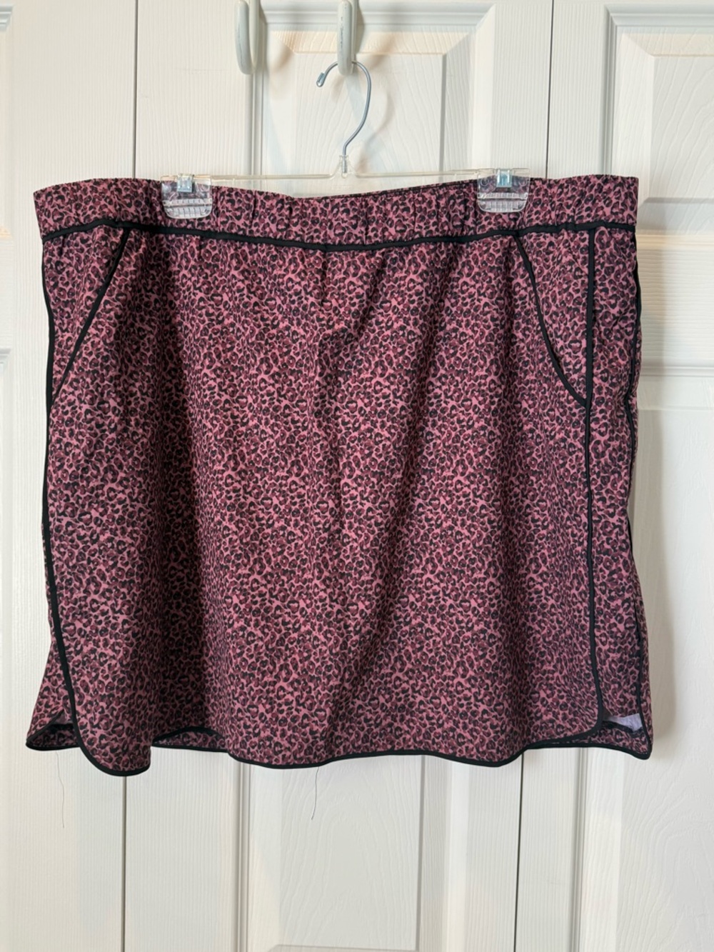 # Zenergy by Chico’s Pink & Black Leopard Print Skort (Sz 4=20)